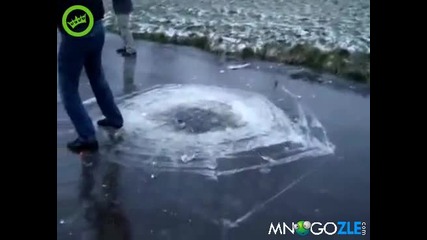 За малко да пропадне в ледената вода 
