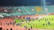 Бесни фенове на ЦСКА нахлуха на терена и прекратиха срещата