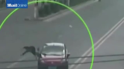Вижте как измамник се хвърля пред кола, за да изнудва шофьора