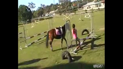 Момиче се удря здраво с коня си !!! 