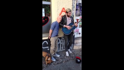 Уличен музикант изненадан от самият вокалист на песента Джими Съмървил!