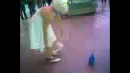 много пияна бабичка си нацепва главата на улицата