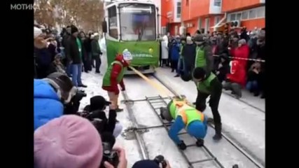 Рускиня тегли 42 тона трамвай с пътници