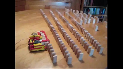 Лего машина, която реди домино 