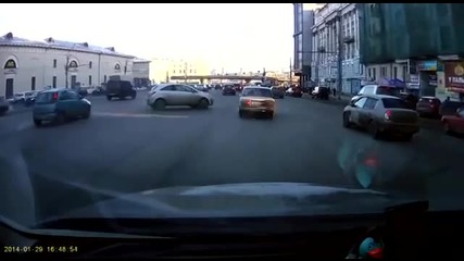 Рускиня паркира невероятно колата си