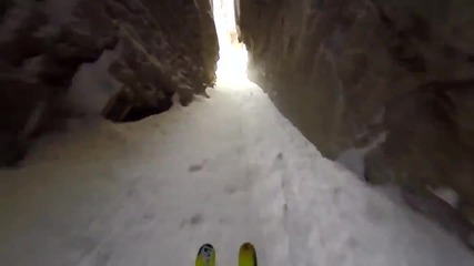Екстремно спускане със ски от заснежен връх