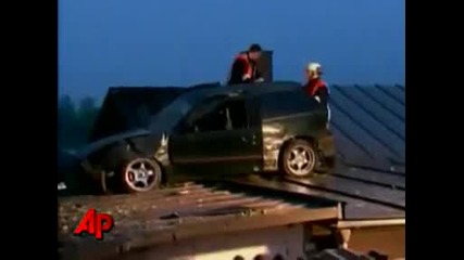 Немец летя 30 метра с автомобила си и кацна върху покрив
