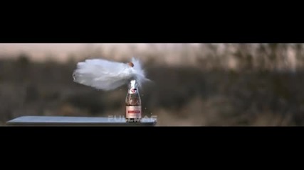 Снайперист отвори шампанско с изстрел (видео) - Изгледай ме