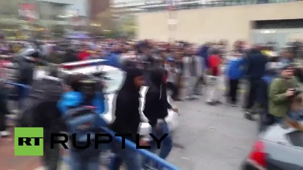 USA: Angry protesters smash police cars as violence erupts in Baltimore