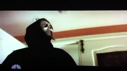 Призрачното Лице гони Сидни и Джил във филма Писък 4 (2011)