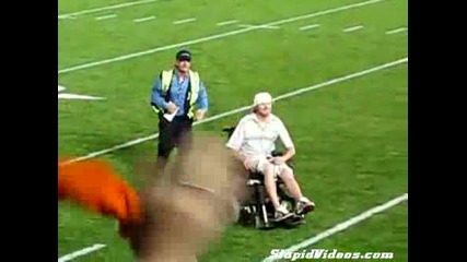 Мъж в инвалидна количка сбъдва мечтата си и минава през терена на игрището! 