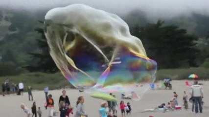 Големи балони на плажа