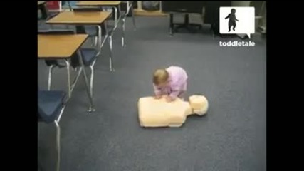 малко дете дава първа помощ