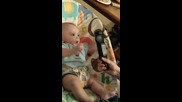Реакцията на бебок когато вижда пред себе си дистанционото на телевизора