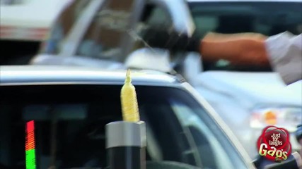 Кола върви с царевица (пуканки) - Скрита камера