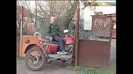 Идиот с мотор срещу ограда!