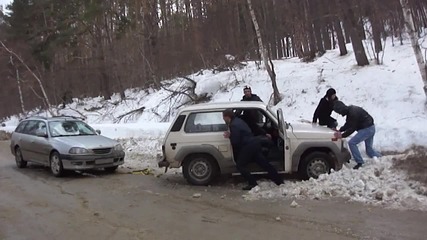 Лада Нива измъкване от пряспата!