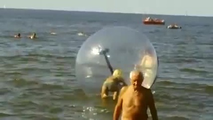 Блондинка vs Водна сфера