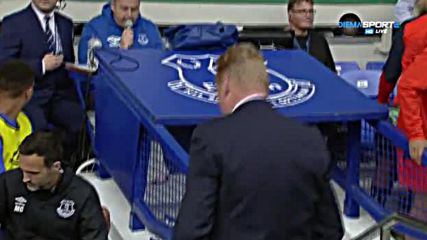 Приятелска прегръдка между съперници на "Гудисън"