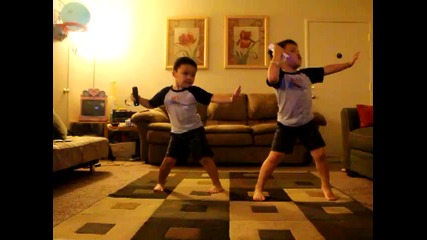 Деца играят с на Kung Fu Fighting - Nintendo Wii