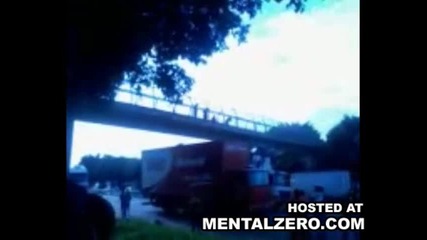 момиче скача от мост