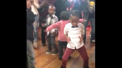 Дете танцува изумително