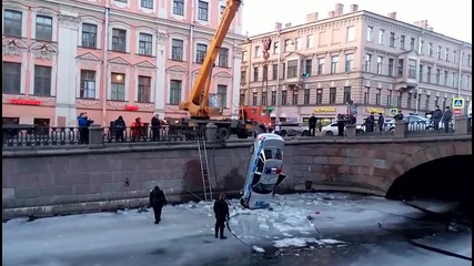 Руски полицаи се приземиха в река
