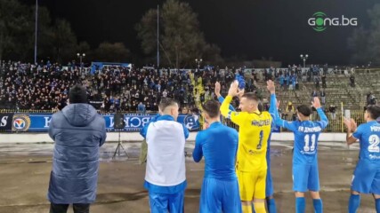Привърженици и футболисти на Левски празнуват успеха над Локо Сф