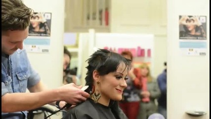 Момиче доказва така , че е истинска фенка на певицата Jessie J. при фризьора сега!