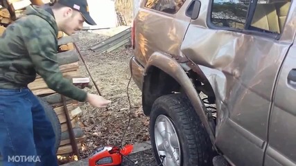 Човекът гледал видео в интернет, като се помпи гума с огън, така, че решил да опита