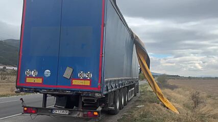Ураганен вятър обърна камион на Подбалканския път