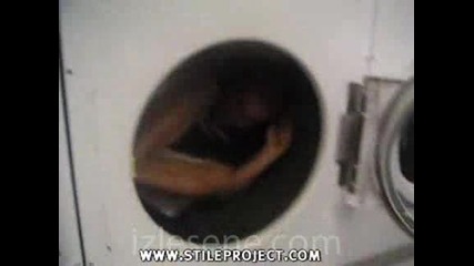 Ненормален тип се къпе в пералня! (смях)