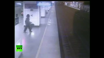 Жена пада на релсите в Китай