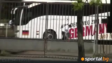 Холандски фенове слагат скоба на германски автобус