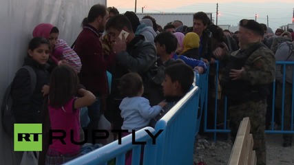 Macedonia: Authorities erect fence on Greek border to stem refugee flow