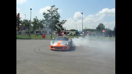 Porsche Carrera Gt излиза от бензиностанция