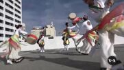 Танцова група пренася корейската култура на коледния парад в Холивуд