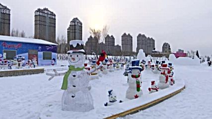 Колоритни снежни човеци – атракция в Китай