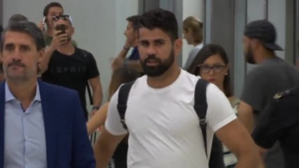 Диего Коста акостира на летището в Мадрид