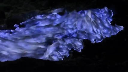 Индонезийски вулкан произвежда синя лава