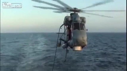 Хеликоптер презарежда във въздуха от кораб