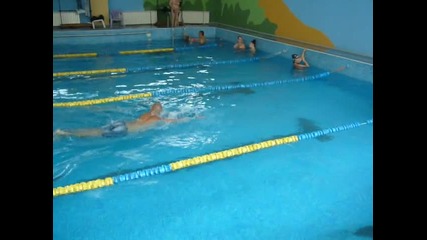 Плуване на басейна в Хисар 
