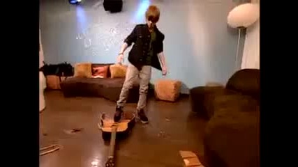 Justin Bieber кани Alexa Chung на среща