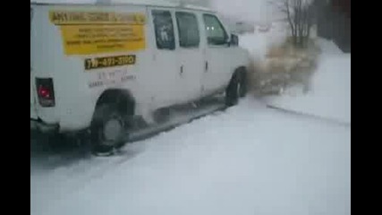 Заледена улица , пързалка за колите. Смях! 
