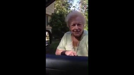 Тази 88-годишна дама реши да покаже на внучката си как трябва да танцува!