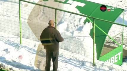 Дядо показа умения със снежна топка