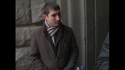 Младежи на ГЕРБ спят пред ЦИК, за да се регистрират първи за изборите