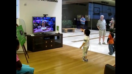 Малкият танцува Disturbia перфектно с Xbox контрол