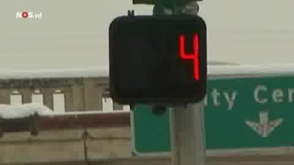 Светофар показва среден пръст на шофьорите.. 