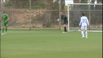 Вратар вкарва неочакван гол в собствената си мрежа!